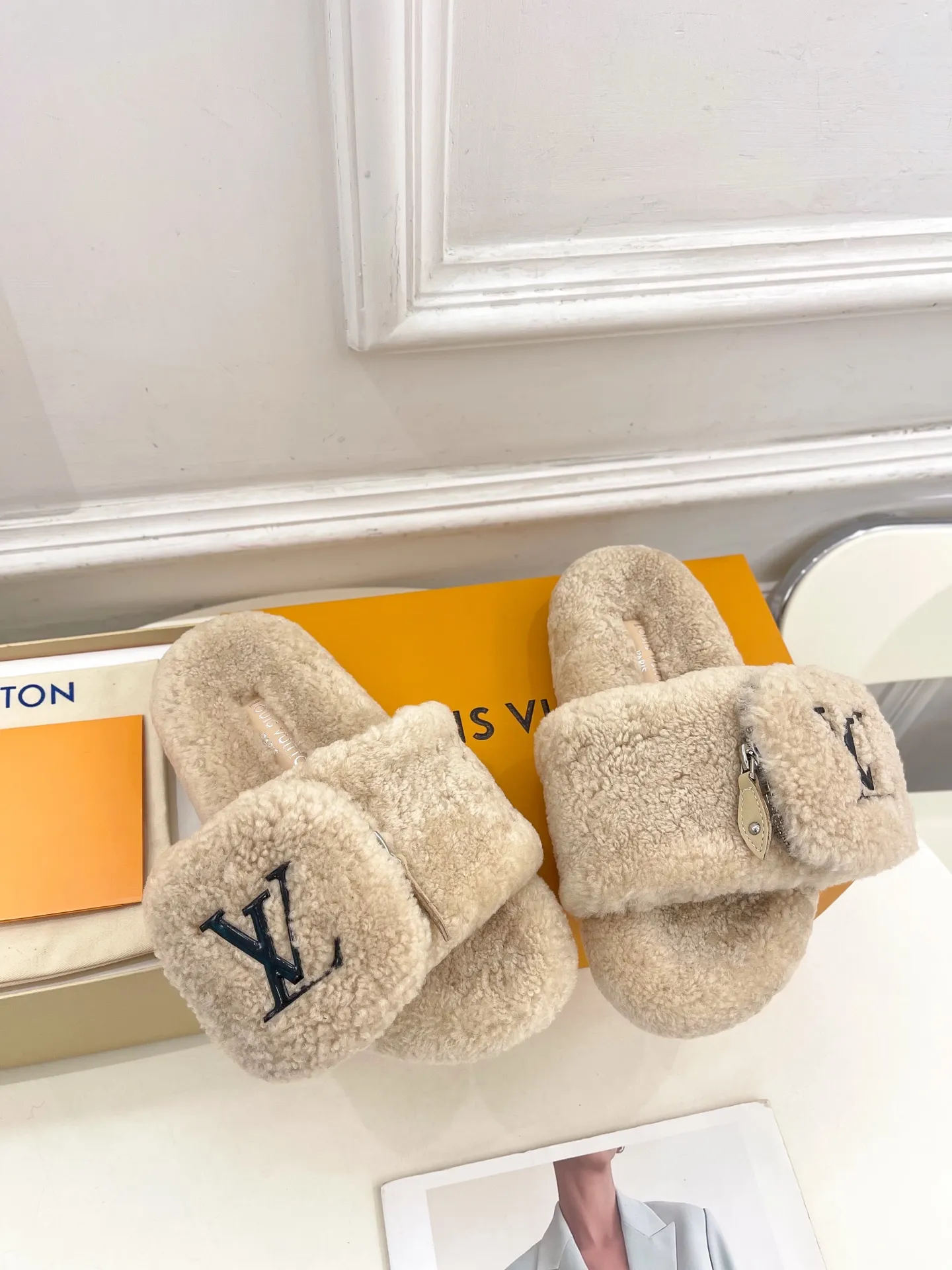 👟👟Ex-factory price 480👟👟 | Louis Vuitton 25𝐬𝐬 🧡💚2025 spring and summer new style top version⚠️ The counter features the latest LV wallet fur slippers, new hard goods🆕 ❥BS purchasing level! Full of high-end feel! A popular model among bloggers at home and abroad, it’s retro and fashionable and looks amazing on your feet! Mainly recommended model on the official website★ ━━━━━ ЅᏇєєt ━━━━━ ▪️Upper: Original custom-made wool ▪️Lining: imported goat hair lining ▪️Outsole: Original custom-made non-slip outsole ▪️Heel height: flat ▪️Shoe size: 35-39 (40.41.42 customization is not returnable)